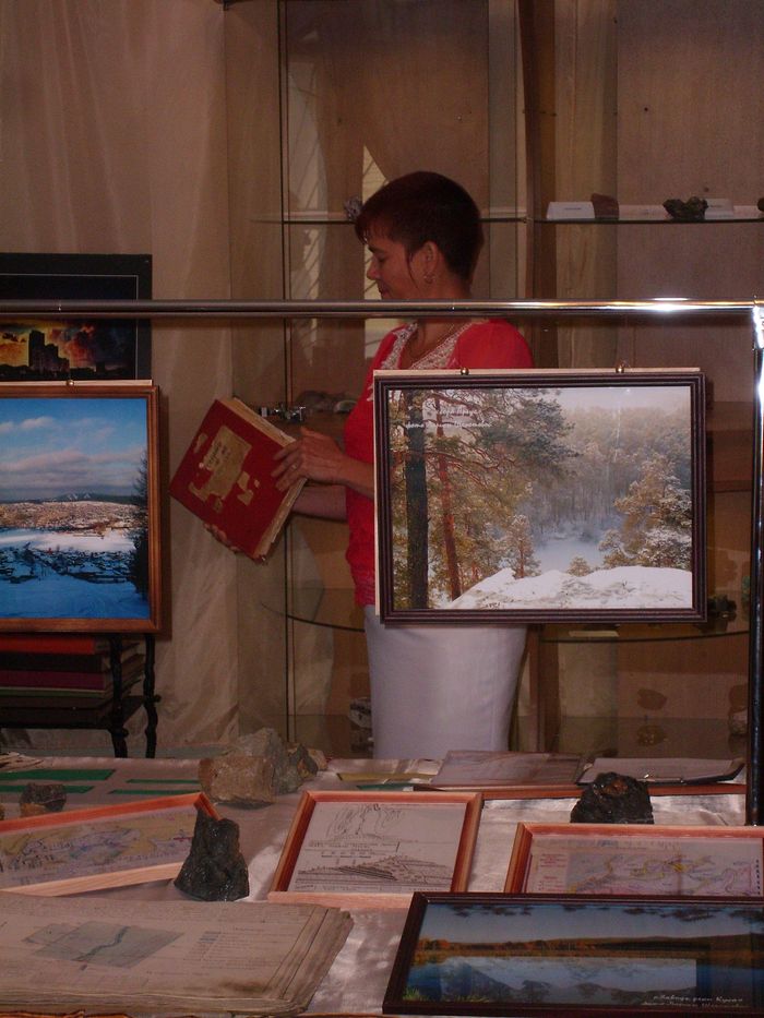 директор музея держит в руках рукописи Л.Чернобая.JPG